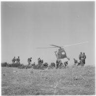 Soldats d'un commando parachutiste de l'Air devant un hélicoptère Sikorsky H-34.