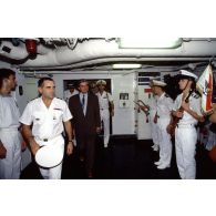 Opération Salamandre : visite de Jean-Pierre Chevènement, ministre de la Défense, à Djibouti pour encourager les marins du PA (porte-avions) Clemenceau et des autres bâtiments de la Marine nationale engagés au Moyen-Orient.