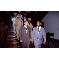 Jean-Pierre Chevènement, ministre de la Défense, accompagné d'autorités civiles et militaires, dont le général d'armée Maurice Schmitt, CEMA (chef d'état-major des Armées), à Djibouti.