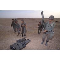 Les soldats transportent les LRAC (lance-roquettes antichar) de 89 mm mdl F1 et leurs munitions lors d'un exercice.