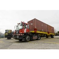 Un camion semi-remorque du 519e groupe de transit maritime (519e GTM) achemine des containers sur le port de Toulon.