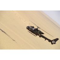 Un hélicoptère de combat Gazelle Hot du 5e RHC effectue un vol de reconnaissance au nord de CRK (camp du roi Khaled).