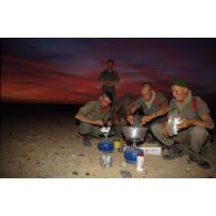 Vie quotidienne du 2e REI au campement à Hafar al Batin. Cuisine au crépuscule sur réchaud à gaz.