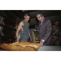 Jean-Pierre Chevènement, ministre de la Défense, visite la boulangerie de campagne de CRK (camp du roi Khaled), qui fournit en pain toutes les unités basées à CRK et dans la zone Miramar.