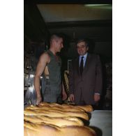 Jean-Pierre Chevènement, ministre de la Défense, visite la boulangerie de campagne de CRK (camp du roi Khaled), qui fournit en pain toutes les unités basées à CRK et dans la zone Miramar.