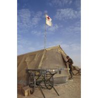 L'AMA (antenne médicale aérotransportable) au campement sanitaire de Miramar. A l'entrée de la tente, des brancards et porte-brancards montés sur roues.