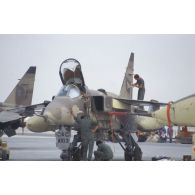 Maintenance sur un avion de combat Jaguar par les mécaniciens de la BA (base aérienne) d'Al Ahsa.