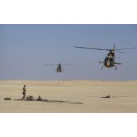 Deux hélicoptères de combat Gazelle HOT non approvisionnés du 5e RHC viennent se ravitailler au sol en kérosène.