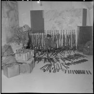 Récupération d'armes et de munitions par le 8e RCP (8e régiment de parachutistes coloniaux) lors d'une opération héliportée dans le djebel Tarf.
