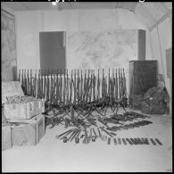 Présentation des armes récupérées par le 8e RPC  (8e régiment de parachutistes coloniaux).