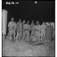 Soldats posant devant les armes récupérées aux fellaghas lors d’une opération héliportée sur le djebel Tarf.