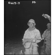 Un soldat du 8e RPC (8e régiment de parachutistes coloniaux) présente un pistolet-mitrailleur PM 40 allemand récupéré chez les rebelles.