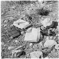 Les papiers et munitions d'un rebelle dans le djebel Tarf.