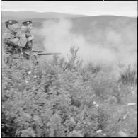 Une section met en batterie un canon sans recul de 57 mm pour décimer un groupe rebelle qui décroche.