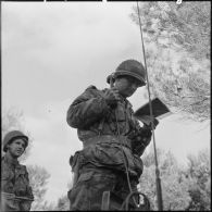 Un capitaine de la 2ème compagnie du 9ème régiment de chasseurs parachutistes (RCP) donne sa position.