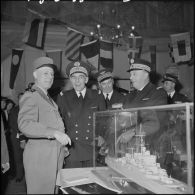 Le général d'armée Salan et l'amiral Auboyneau devant une maquette de bateau lors d'une exposition de la Marine à Alger.