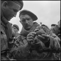 Un homme du 14e régiment de chasseurs parachutistes (14e RCP) a récupéré une grenade américaine.