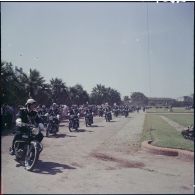 L'escorte de motards du général de Gaulle à Constantine.