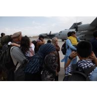Des ressortissants attendent d'être évacués à l'aéroport de Kaboul, en Afghanistan.