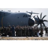 Embarquement de soldats turcs à bord d'un avion-cargo A400 M à Kaboul, en Afghanistan.