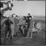 Légionnaires et pilotes autour de l'insigne de la légion étrangère qui était sur l'avion de transport Junkers Ju-52.