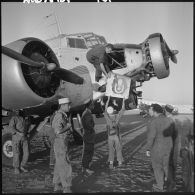 Remise de l'insigne de la légion étrangère sur l'avion de transport Junkers Ju-52.