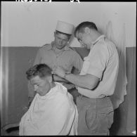Légionnaire se faisant couper les cheveux.