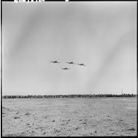 Un groupe d'avions d'entraînement North American T-6 de Paul Cazelles survole le rassemblement.
