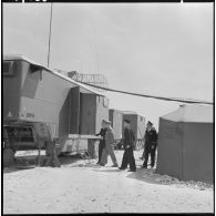 Le général Raoul Salan visite les installations de radars de Bir el Ater.