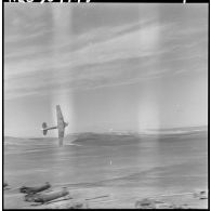 Passage d'un avion de reconnaissance North American T-6.