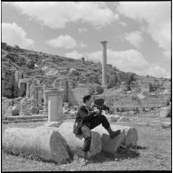 Portrait de l'opérateur François Bel, du SCA d'Alger, au milieu des ruines de Khemissa.