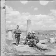 Des soldats au repos pendant le déjeuner dans les ruines de Khemissa.