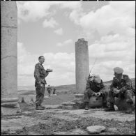Des soldats au repos pendant le déjeuner dans les ruines de Khemissa.