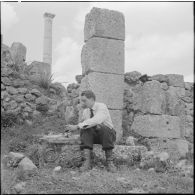 Portrait de l'opérateur François Bel déjeunant au milieu des ruines de Khemissa.