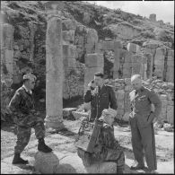 Une autorité téléphonant dans les ruines de Khemissa.