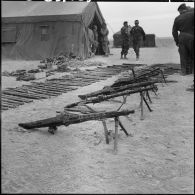 Les armes récupérées : MG-42 et MG-36 au premier plan.