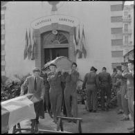 Les soldats transportent un des cercueils depuis la chapelle ardente.