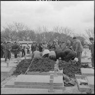 Inhumation d'un des cercueils au cimetière.