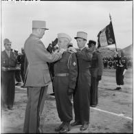 Le colonel Blanchet reçoit la cravate de la légion d'honneur.