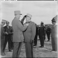 Le capitaine Dubois reçoit la légion d'honneur.