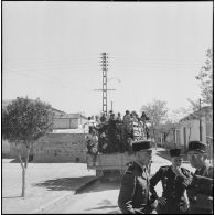 Des enfants à bord d'un camion à Edgar-Quinet.