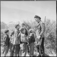 Les enfants du village de Zaknoun allant rendre visite aux sentinelles de l'autodéfense.