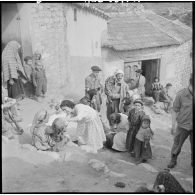 L'équipe médico-sociale effectue des visites aux villageois de Zaknoun.