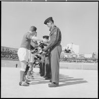 Les sportifs militaires du corps d'armée d'Alger reçoivent les équipements de la fondation Maréchal De Lattre des mains des joueurs du 11 tricolore militaire.