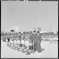 Les sportifs militaires du corps d'armée d'Alger reçoivent les équipements de la fondation Maréchal De Lattre des mains des joueurs du 11 tricolore militaire.