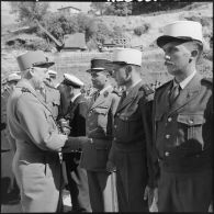 Le général Salan remet une médaille aux équipiers de la 4e compagnie Saharienne Portée de la Légion (CSPL).