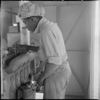Champ pétrolifère : portrait d'un ouvrier travaillant sur une machine-outil.