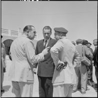 Jacques Chaban-Delmas s'entretient avec le général Gilles et un officier supérieur.