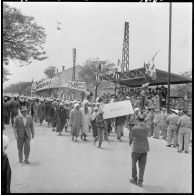 Défilé de la population civile de Slissen avec banderoles devant les autorités.