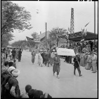 Défilé de la population civile de Bossuet avec banderole devant les autorités.